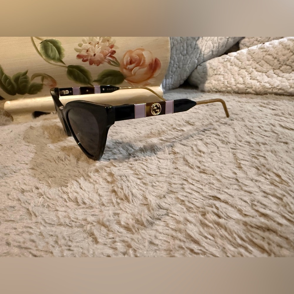 GUCCI Elegant Black Cat-Eye Sunglasses - Picture 4 of 5